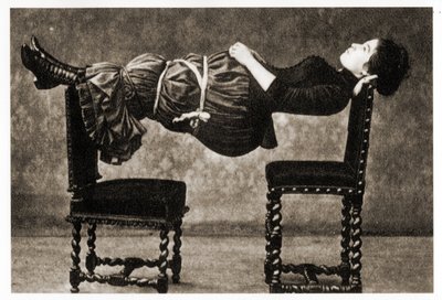女人悬浮，1890年 作者 不明